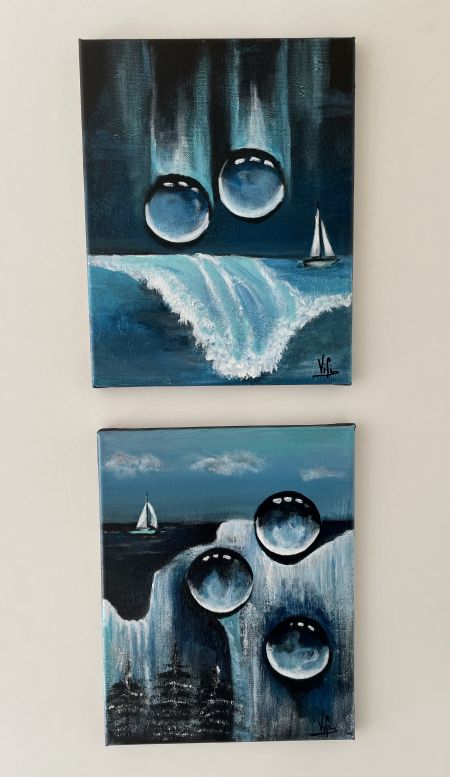 Akryl maleri Blå kugler over havet x2 af Vibeke Findshøj malet i 2022