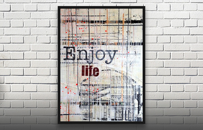 Gråt collage maleri med teksten Enjoy Life ovenpå
