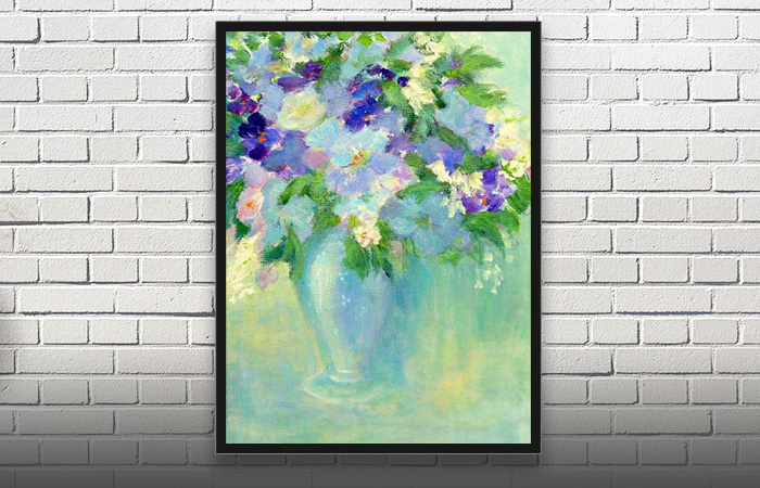Maleri af smukke blomster i pastelfarver i en vase med grønlig baggrund