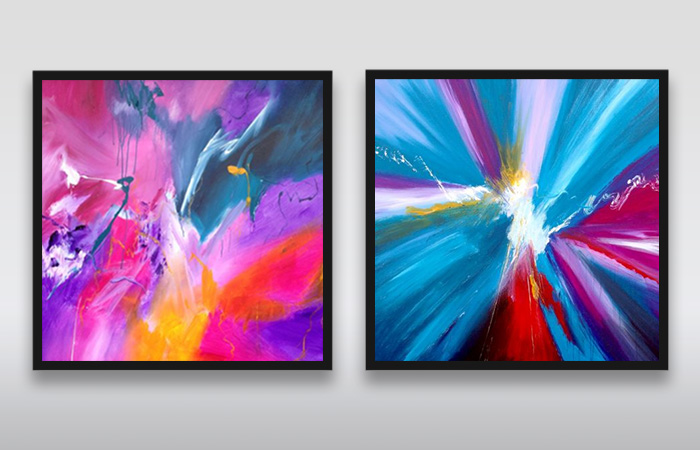 To abstrake malerier i mange farver på galleri