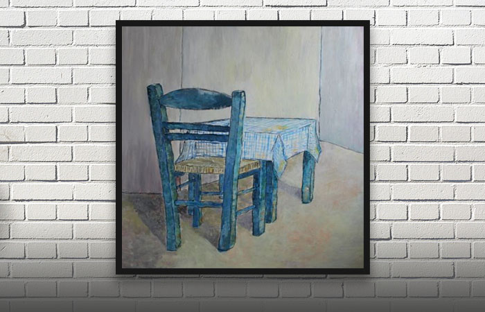 Et bord, en stol og en blålig dug ses på dette stillebens maleri