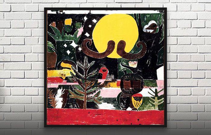 Maleri med gul måne med overskæg og dyremotiver i brune nuancer