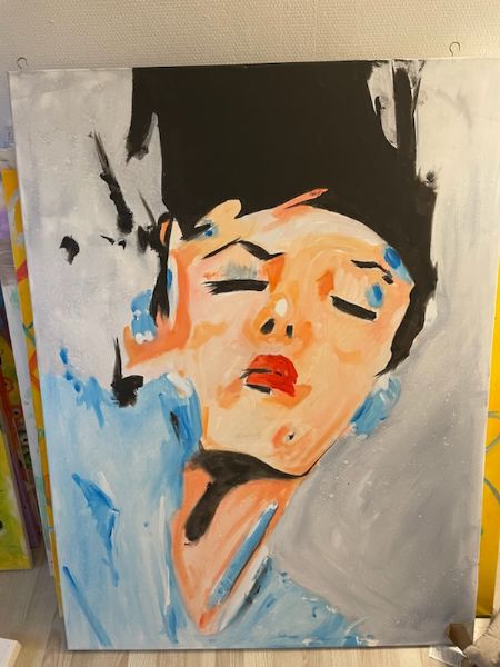 Akryl maleri Portræt af skøn kvinde af Lise Hjort malet i 2012