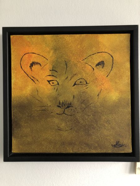 Akryl maleri Hunløve i skjul af Mie Jensen malet i 2025