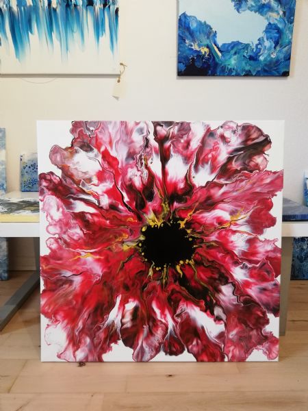Akryl maleri Rød blomst af Monika Suhr malet i 2021